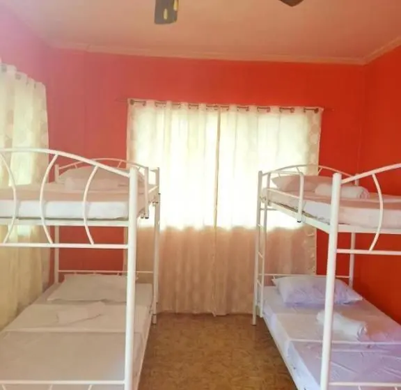 スタンダード４人部屋, Reddoorz @ Garcia Hernandez Bohol