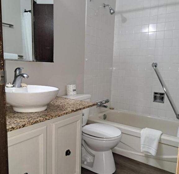 Suite with lake view, Richter Pass Beach Resort