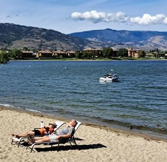 Suite with lake view, Richter Pass Beach Resort