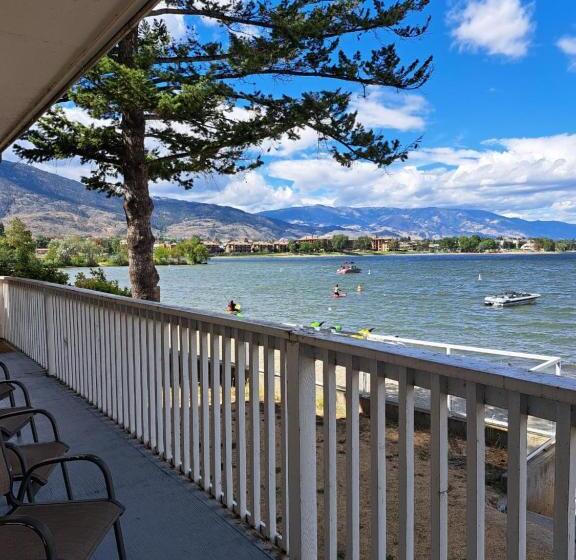 Suite with lake view, Richter Pass Beach Resort