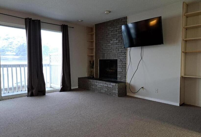 Suite with lake view, Richter Pass Beach Resort