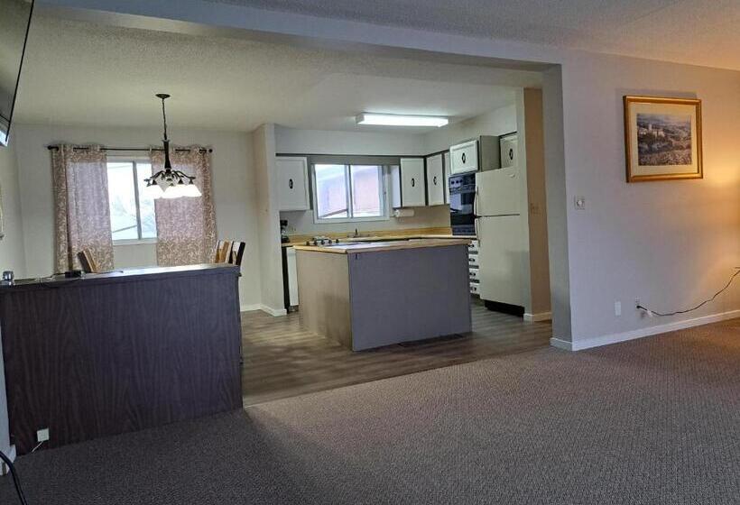 Suite with lake view, Richter Pass Beach Resort