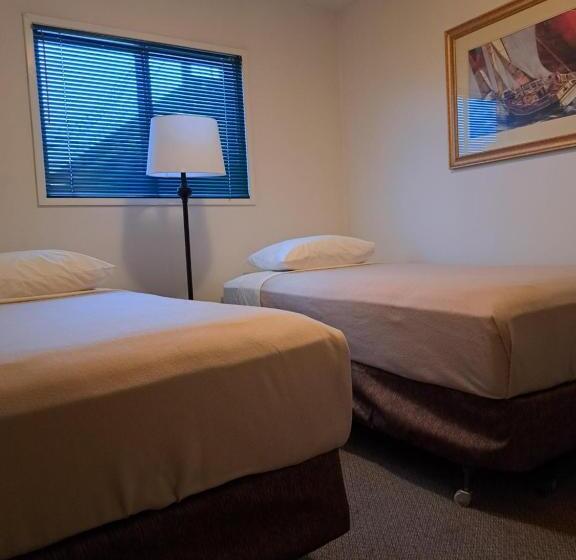 Suite with lake view, Richter Pass Beach Resort