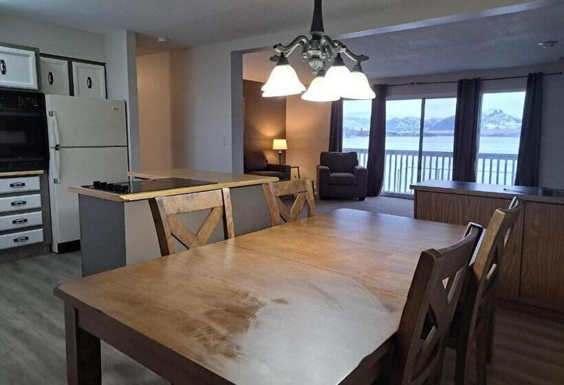 Suite with lake view, Richter Pass Beach Resort