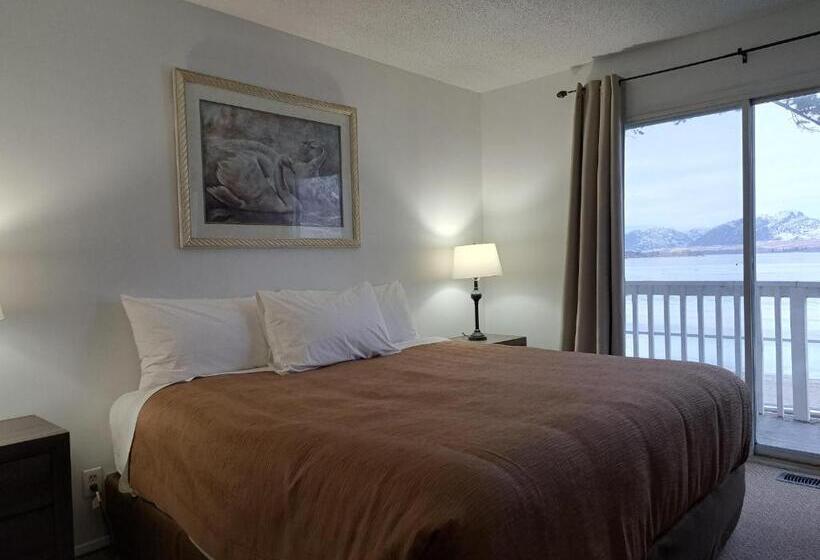 Suite with lake view, Richter Pass Beach Resort