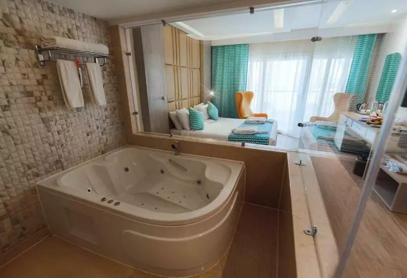 اتاق لوکس با وان آب گرم, Bellagio Beach Resort & Spa