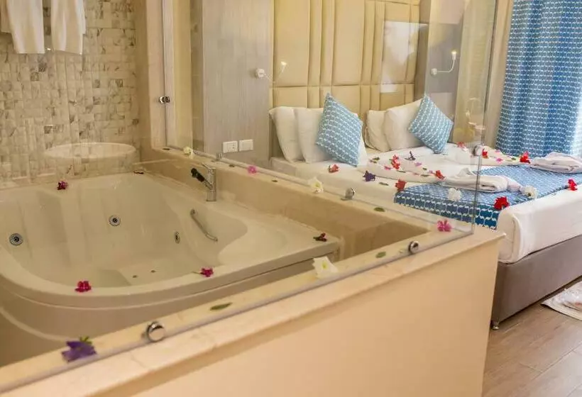 اتاق لوکس با وان آب گرم, Bellagio Beach Resort & Spa