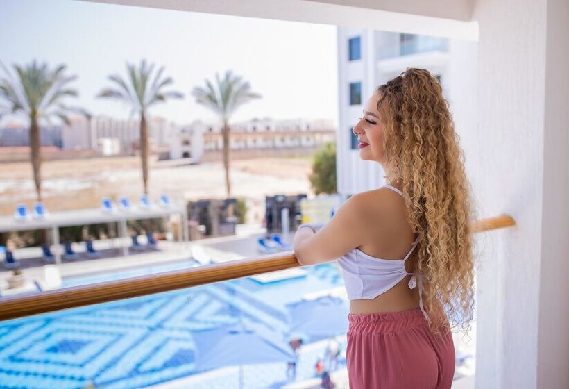 带泳池观景的豪华房, Bellagio Beach Resort & Spa