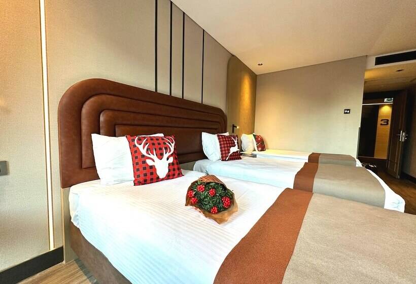 اتاق لوکس سه تخته, Edition Old City Hotel