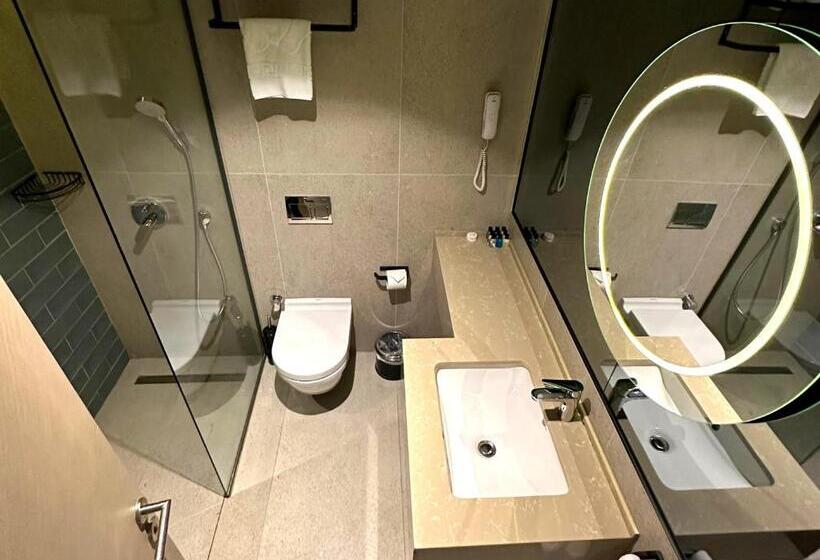 اتاق لوکس سه تخته, Edition Old City Hotel