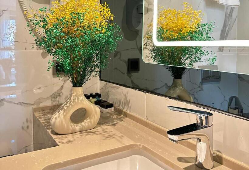 اتاق استاندارد با تخت بزرگ, Edition Old City Hotel