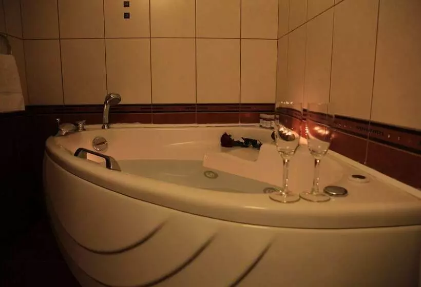バスタブ付きスーペリアールーム, Archontiko Metsovou Luxury Boutique