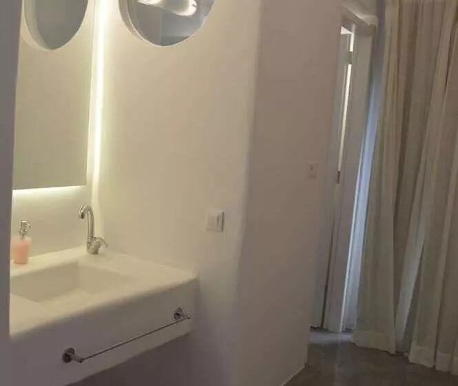 آپارتمان 1 خوابه با چشم‌انداز دریا, Flaskos Suites And More