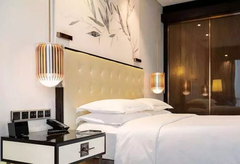 キングサイズベッドのデラックスルーム, Hilton Shenzhen Futian