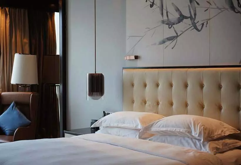 キングサイズベッドのデラックスルーム, Hilton Shenzhen Futian