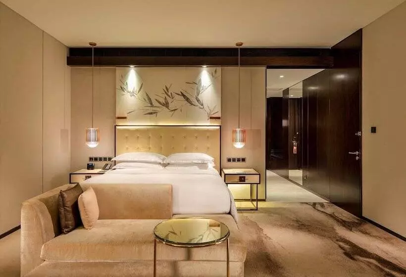 キングサイズベッドのスイートルーム, Hilton Shenzhen Futian