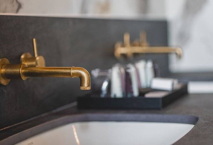 プレミアムスイート, Hunton Park