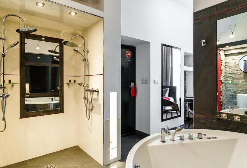 Deluxe Room King Size Bed