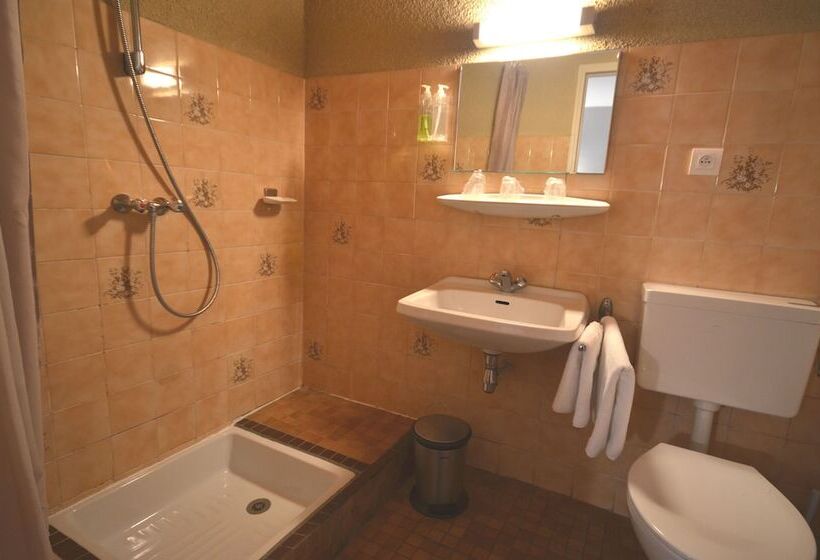 标准三人间, La Regence