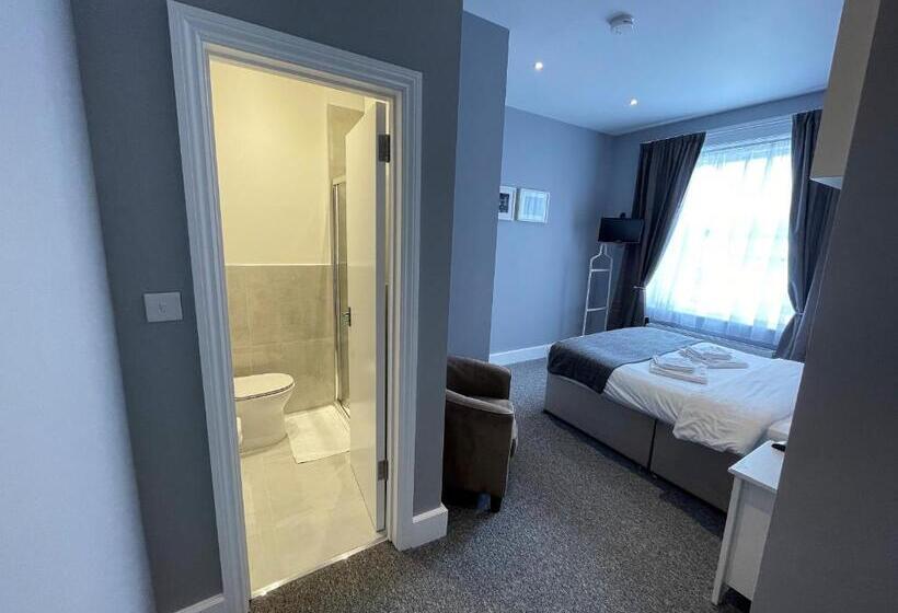 غرفة سوبيريور, Ravna Gora