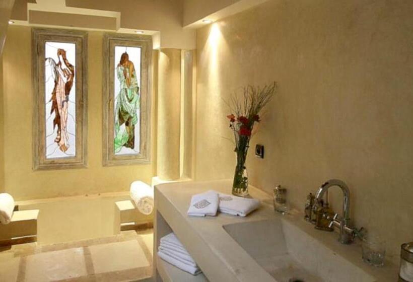 سوئیت با وان آب گرم, Riad Moullaoud