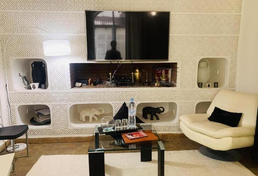 سوییت اجرایی, Riad Moullaoud