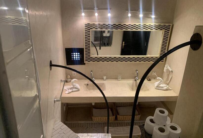 سوییت اجرایی, Riad Moullaoud