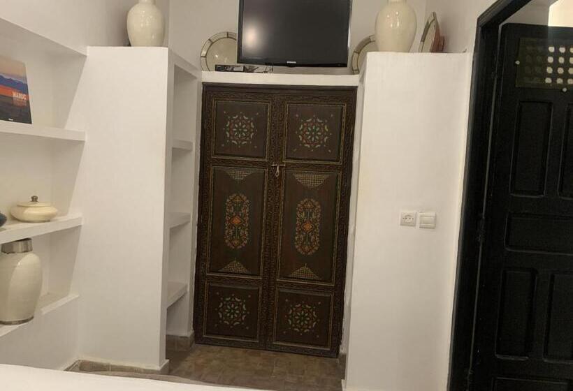 سوییت اجرایی, Riad Moullaoud