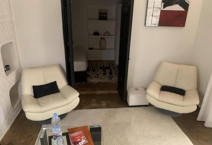 سوییت اجرایی, Riad Moullaoud