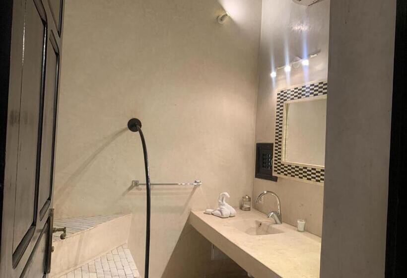 سوییت اجرایی, Riad Moullaoud