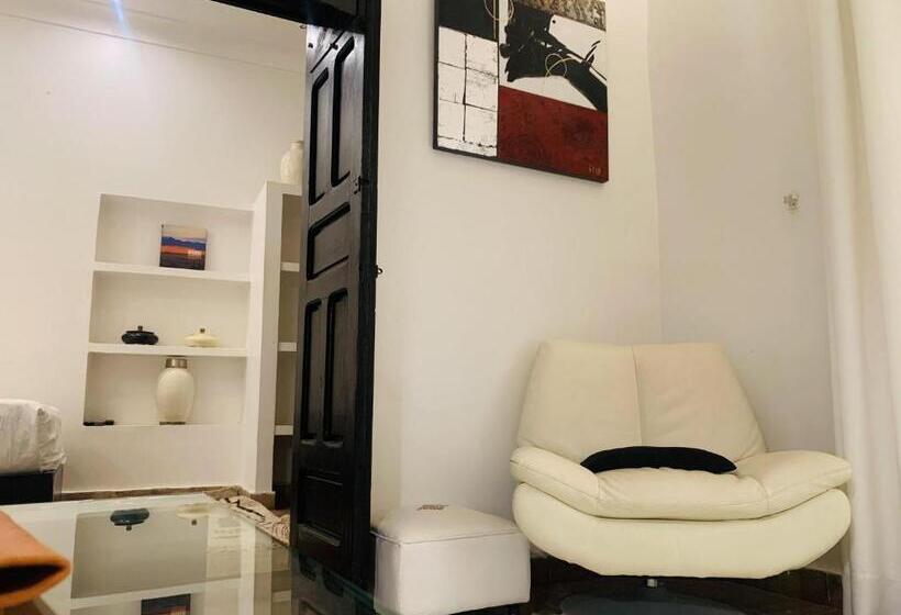 سوییت اجرایی, Riad Moullaoud