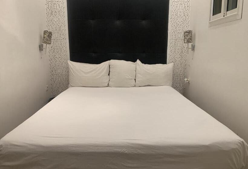 سوییت اجرایی, Riad Moullaoud