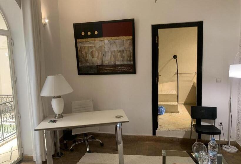 سوییت اجرایی, Riad Moullaoud