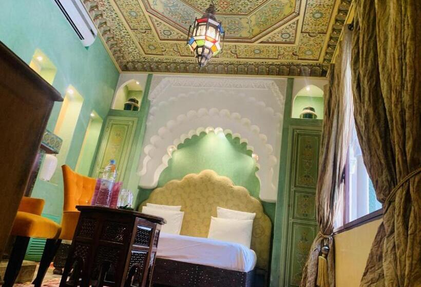 سوییت جونیور, Riad Moullaoud