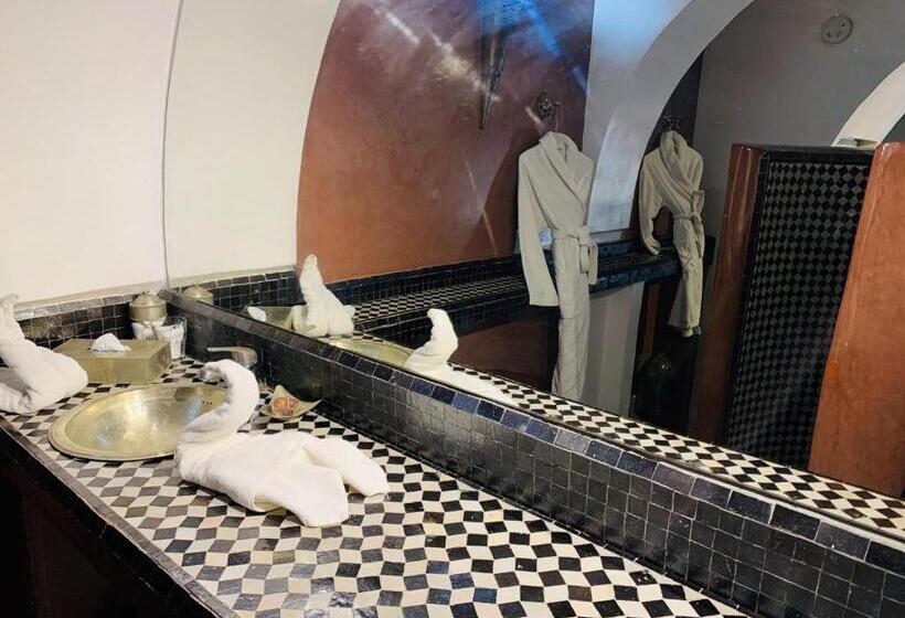 اتاق لوکس, Riad Moullaoud