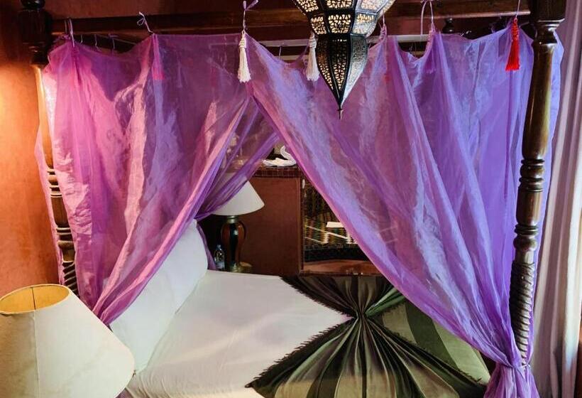 اتاق لوکس, Riad Moullaoud