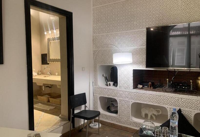 سوییت اجرایی, Riad Moullaoud