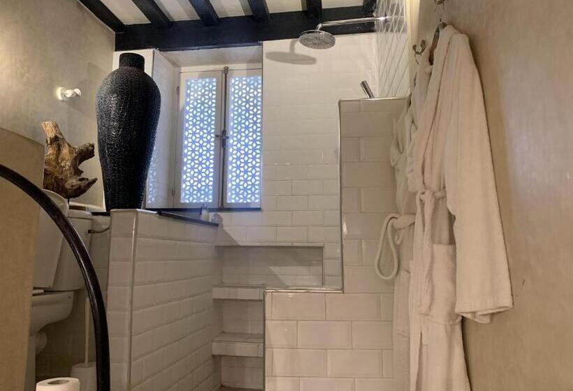 سوییت اجرایی, Riad Moullaoud