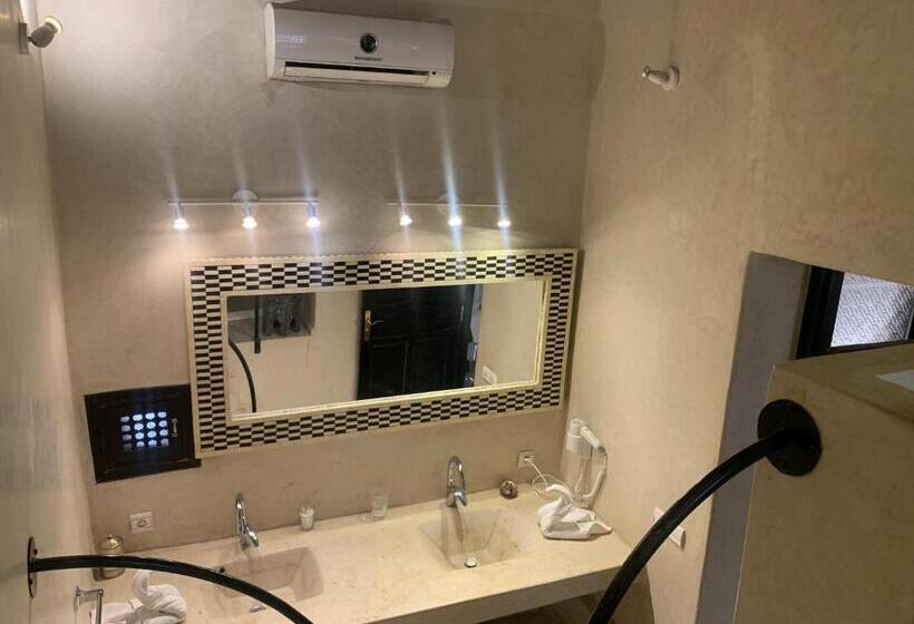 سوییت اجرایی, Riad Moullaoud