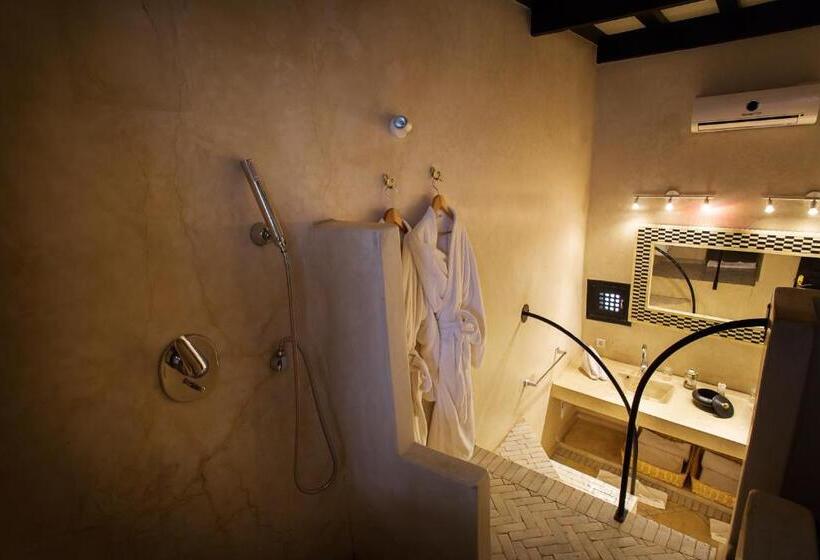 سوییت اجرایی, Riad Moullaoud