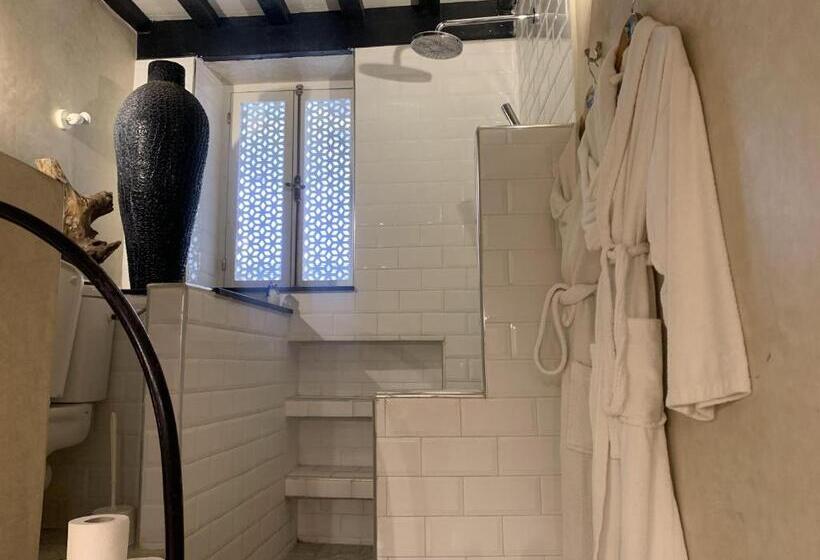 سوییت اجرایی, Riad Moullaoud