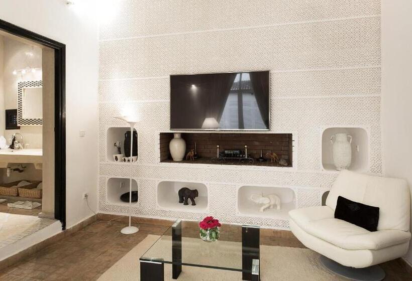 سوییت اجرایی, Riad Moullaoud