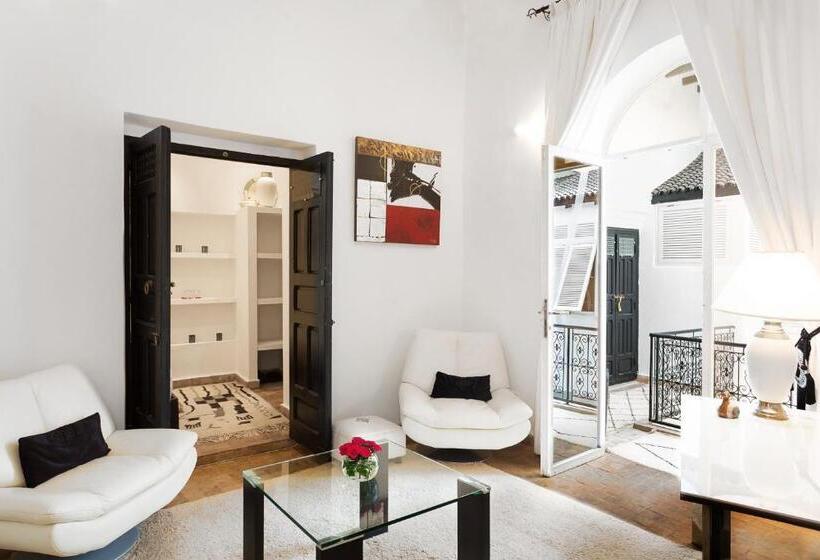 سوییت اجرایی, Riad Moullaoud