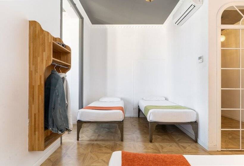 Четырехместный Номер Стандарт, Casa Gracia Barcelona   Hostel
