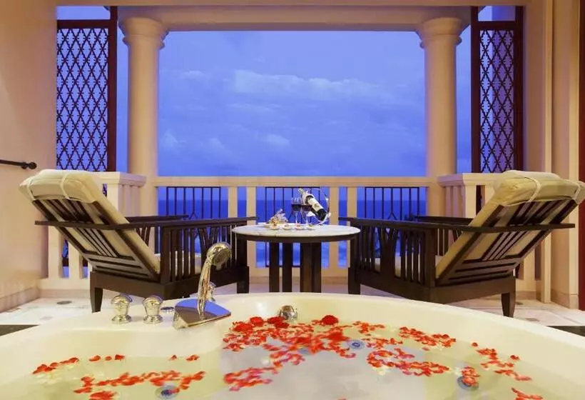 キングサイズベッドのデラックスルーム, Centara Grand Beach Resort Phuket   Sha Plus