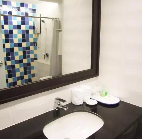 اتاق لوکس سه تخته, Grand Tower Inn Sathorn