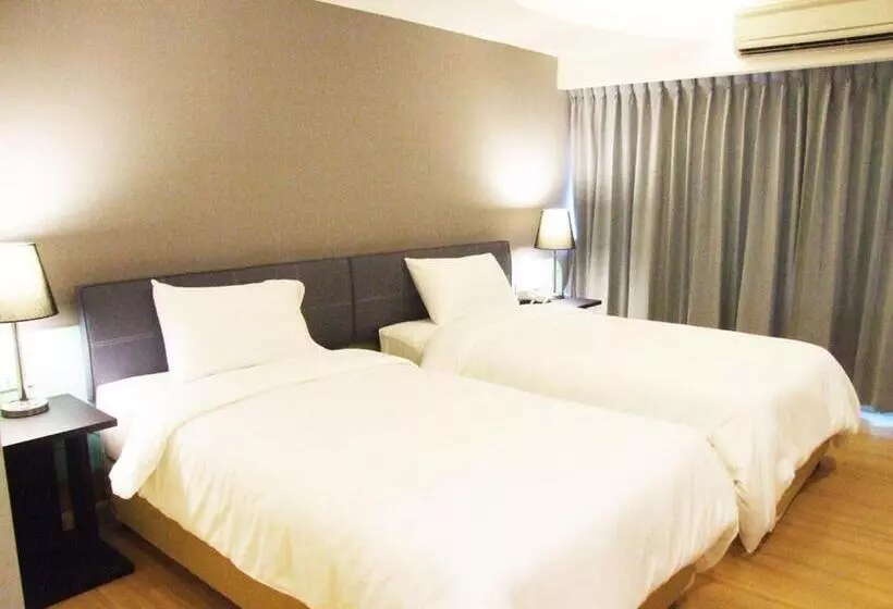 اتاق لوکس سه تخته, Grand Tower Inn Sathorn
