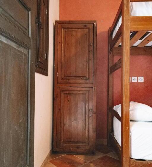 تختخواب در اتاق مشترک, Equity Point Marrakech