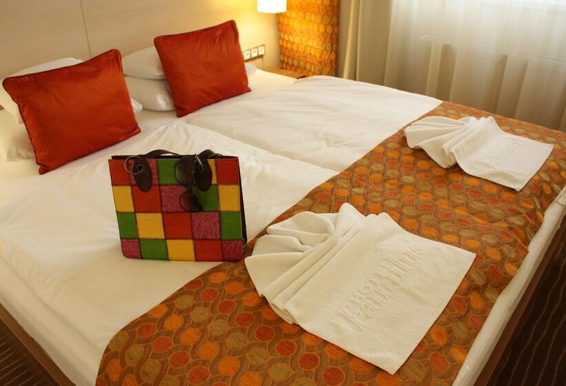 Номер Стандарт, Famulus