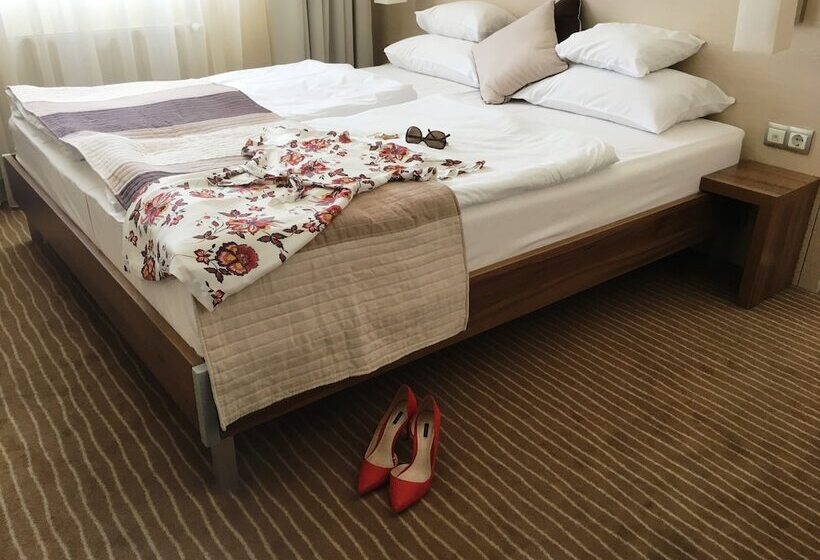 Номер Стандарт, Famulus